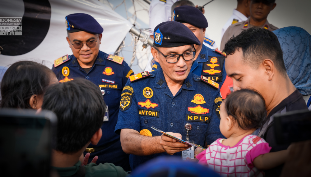 Pangkalan Penjagaan Laut dan Pantai Kelas I Tanjung Priok Pantau dan menjaga keamanan perairan Teluk Jakarta dalam rangka keberangkatan kedua program mudik gratis sepeda motor menggunakan kapal laut KM Dobonsolo rute Jakarta - Semarang.