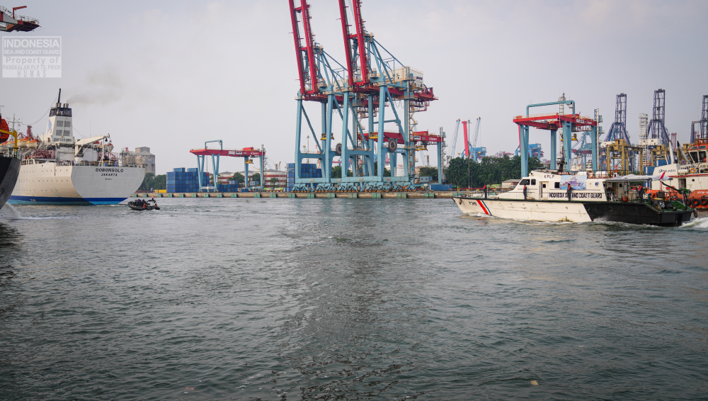 Pangkalan Penjagaan Laut dan Pantai Kelas I Tanjung Priok Pantau dan menjaga keamanan perairan Teluk Jakarta dalam rangka keberangkatan kedua program mudik gratis sepeda motor menggunakan kapal laut KM Dobonsolo rute Jakarta - Semarang.
