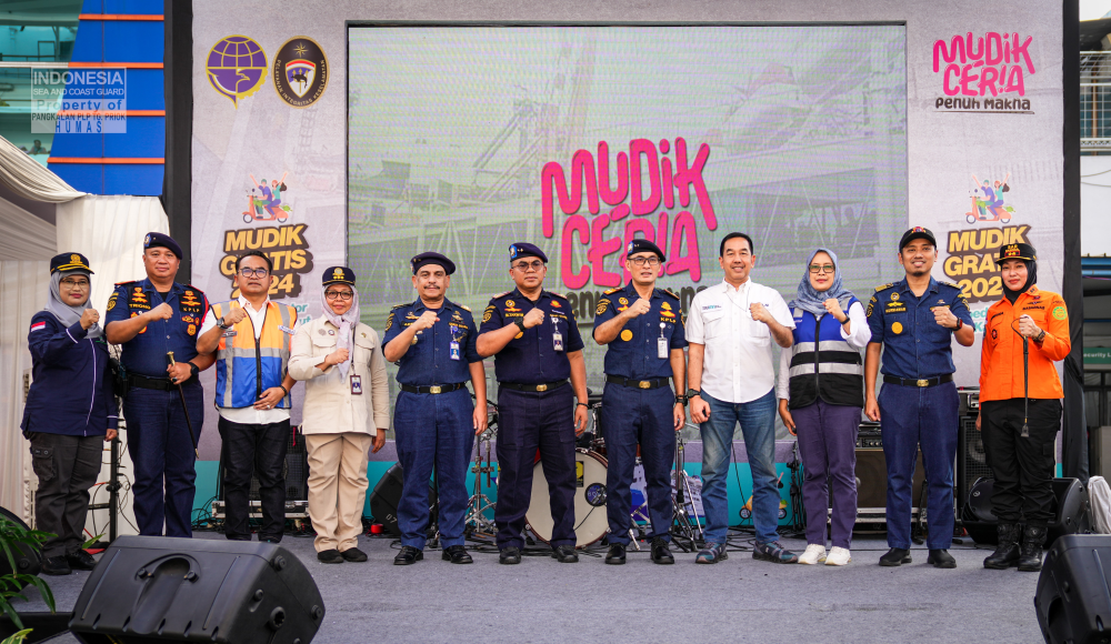 Pangkalan Penjagaan Laut dan Pantai Kelas I Tanjung Priok Pantau dan menjaga keamanan perairan Teluk Jakarta dalam rangka keberangkatan kedua program mudik gratis sepeda motor menggunakan kapal laut KM Dobonsolo rute Jakarta - Semarang.