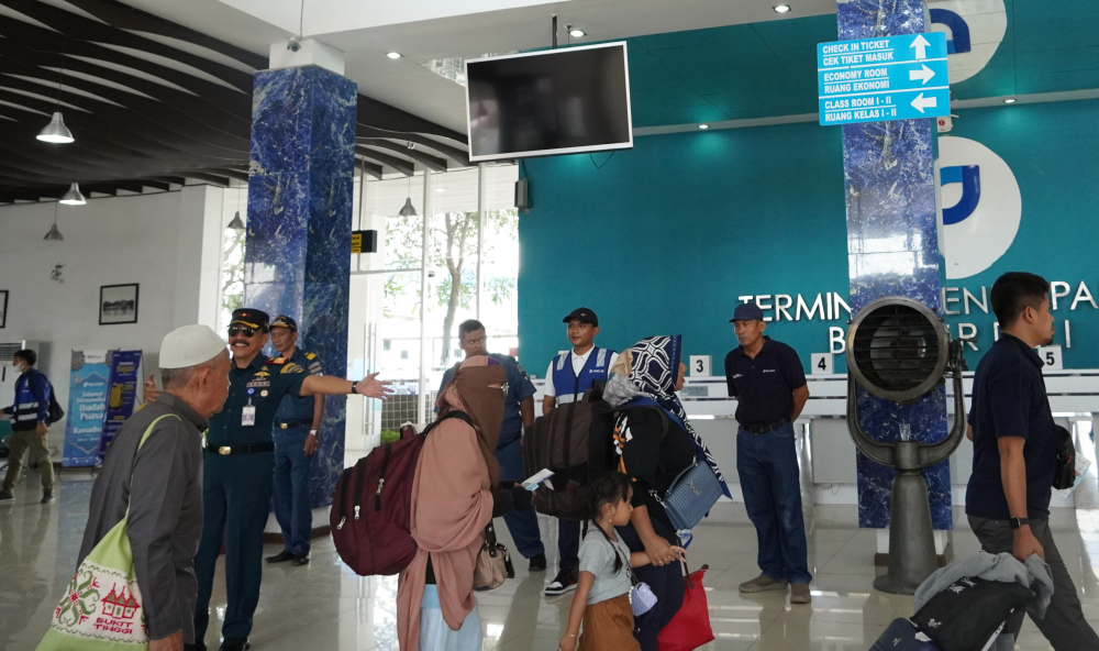 3.051 PEMUDIK BERTOLAK DARI PELABUHAN BELAWAN