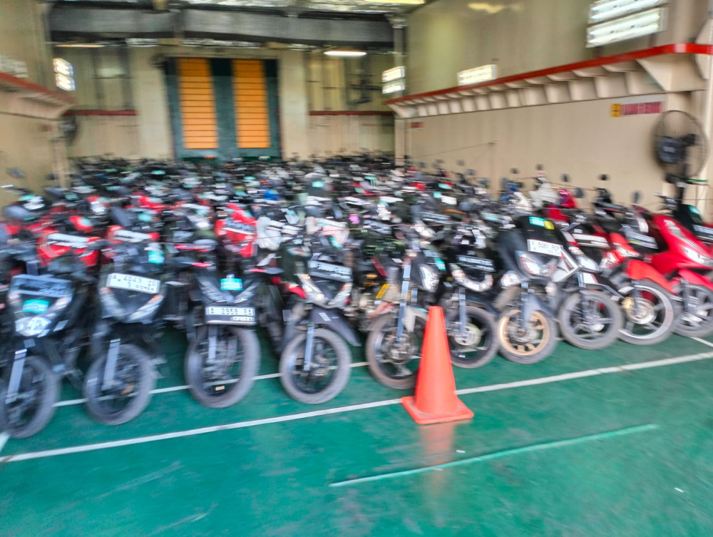 RIBUAN PESERTA ARUS BALIK MUDIK GRATIS SEPEDA MOTOR DENGAN KAPAL LAUT DIBERANGKATKAN DARI SEMARANG TUJUAN JAKARTA