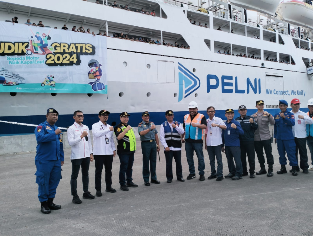 RIBUAN PESERTA ARUS BALIK MUDIK GRATIS SEPEDA MOTOR DENGAN KAPAL LAUT DIBERANGKATKAN DARI SEMARANG TUJUAN JAKARTA