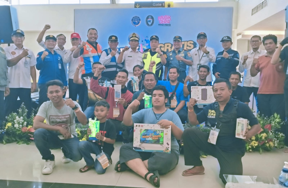 RIBUAN PESERTA ARUS BALIK MUDIK GRATIS SEPEDA MOTOR DENGAN KAPAL LAUT DIBERANGKATKAN DARI SEMARANG TUJUAN JAKARTA