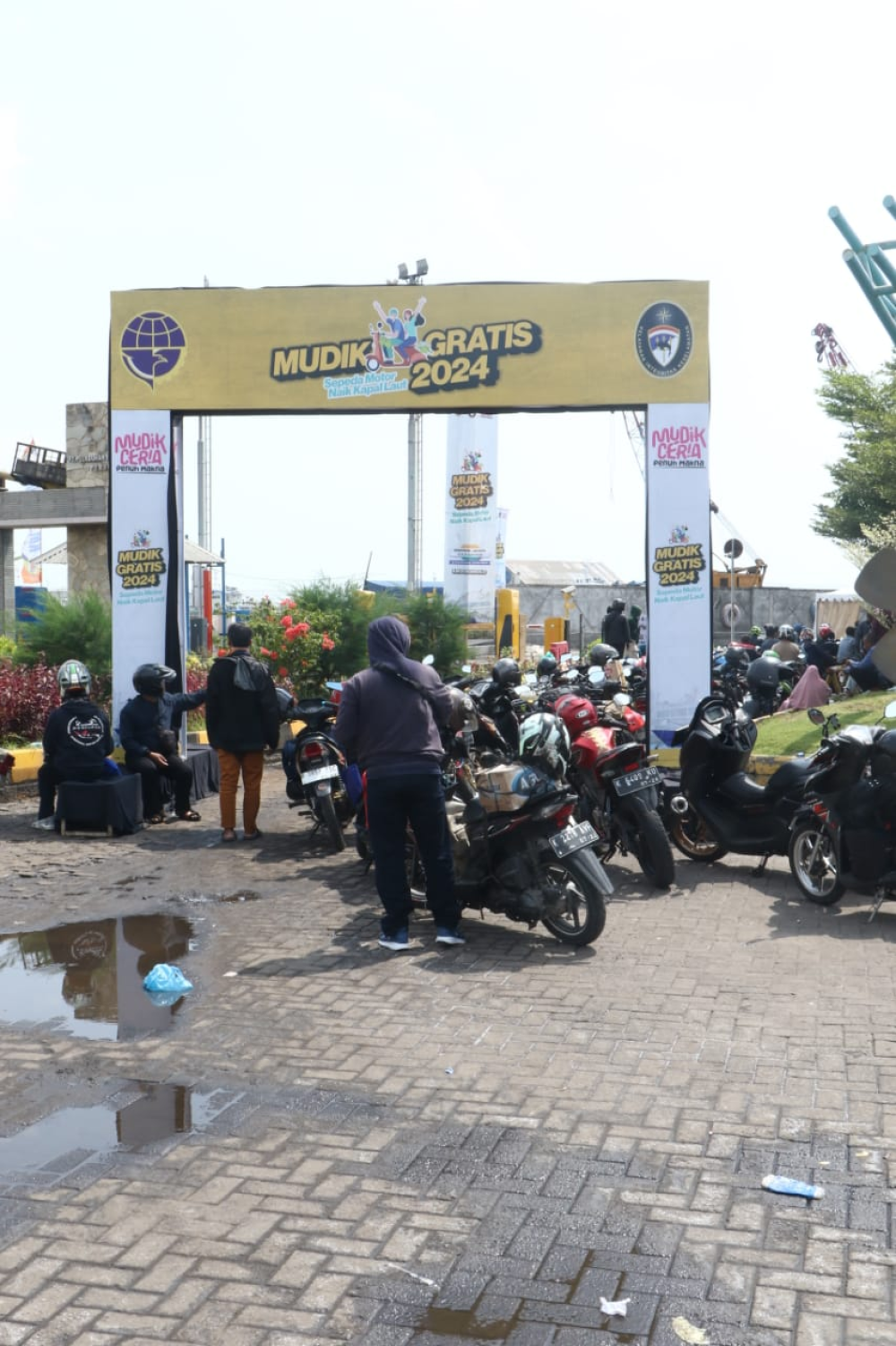 KM. DOBONSOLO KEMBALI ANGKUT RIBUAN PESERTA ARUS BALIK MUDIK GRATIS SEPEDA MOTOR DENGAN KAPAL LAUT DARI SEMARANG TUJUAN JAKARTA