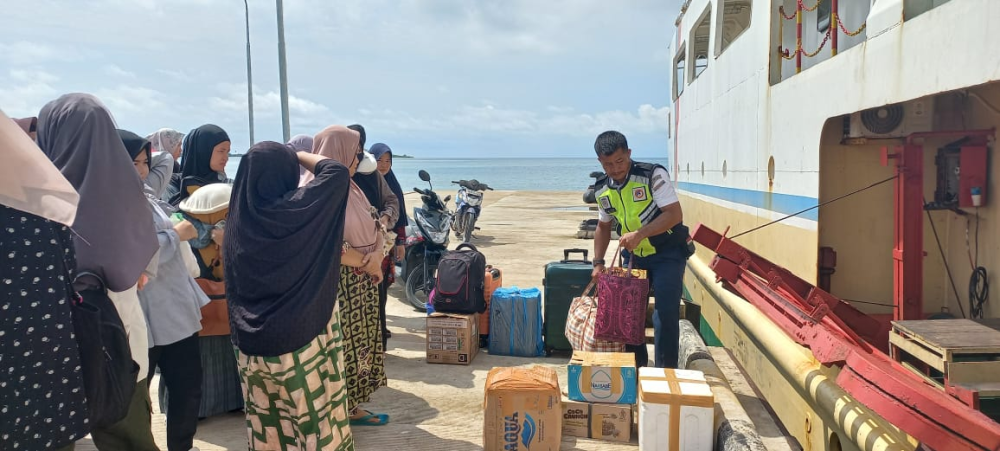 16 April 2024 Pengawasan Debarkasi dan Embarkasi KM. Sabuk Nusantara 110 di Pelabuhan Wilker Pulau Banyak