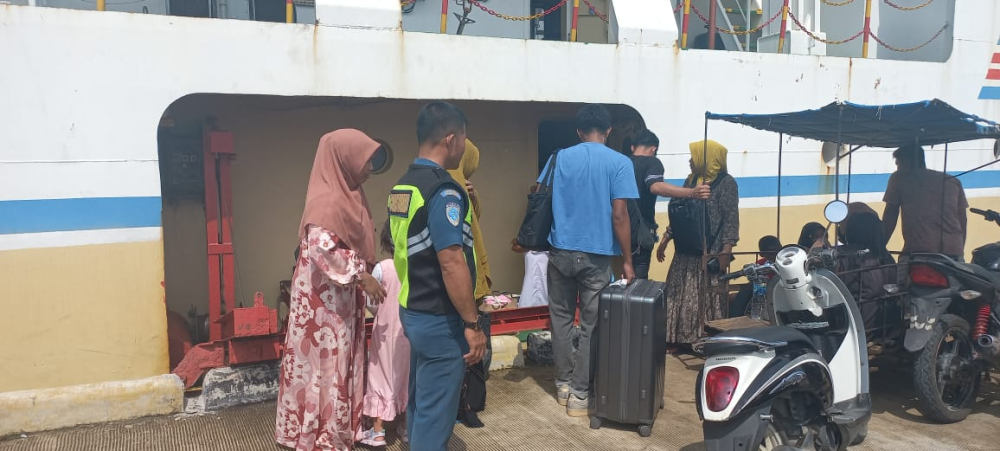 25 April 2024 Pengawasan Debarkasi dan Embarkasi KM. Sabuk Nusantara 110 di Pelabuhan Wilker Pulau Banyak