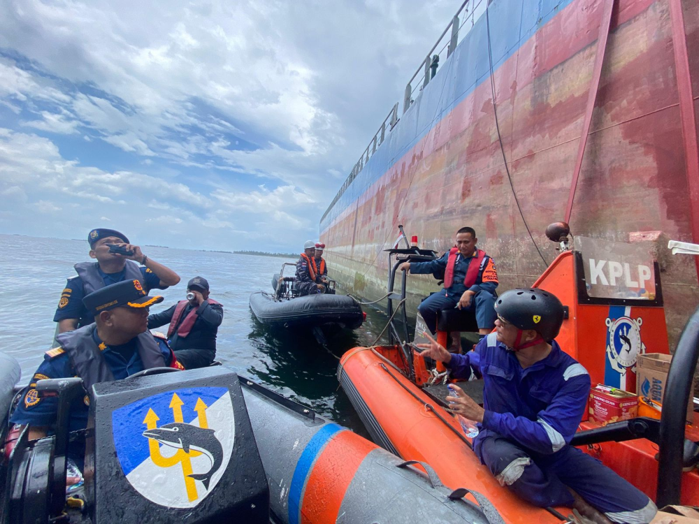 Kementerian Perhubungan Menerima Apresiasi atas Aksi Pasukan KPLP yang Berhasil Mengevakuasi Kapal MV.LAYAR ANGGUN 8