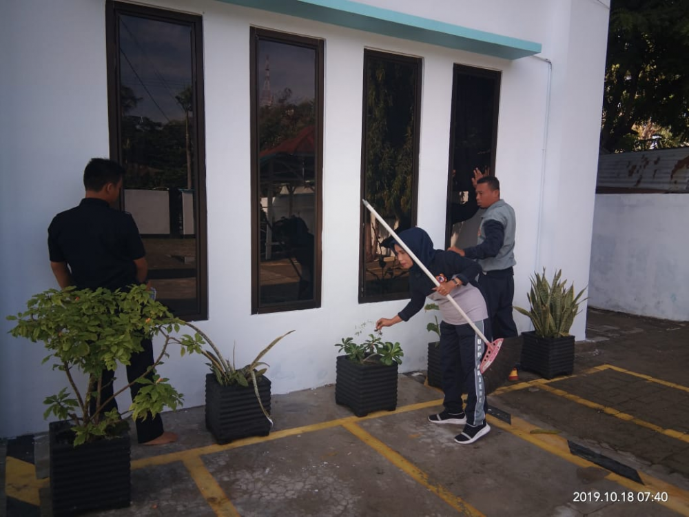 Jum'at Bersih Kantor Unit Penyelenggara Pelabuhan Kelas III Majene