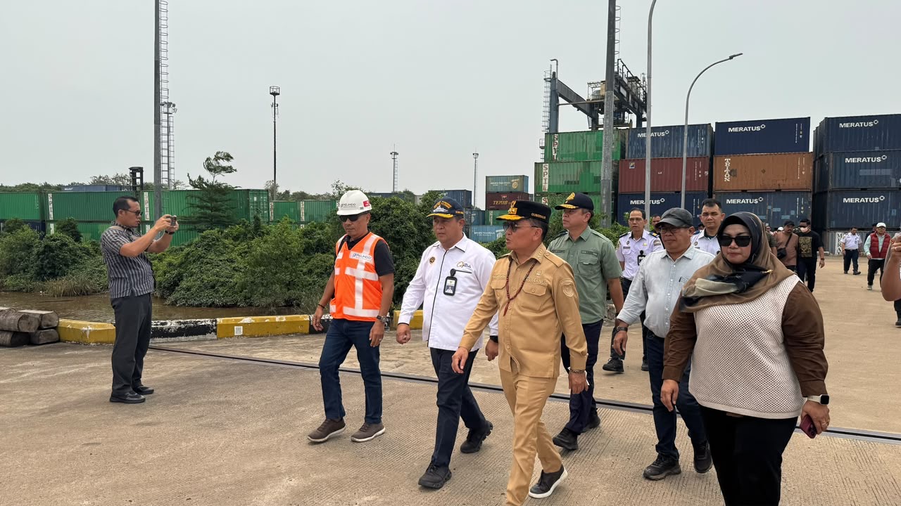 GUBERNUR KALTENG TINJAU PELABUHAN BAGENDANG, KSOP SAMPIT PASTIKAN PELAYARAN DAN DISTRIBUSI LOGISTIK TETAP LANCAR