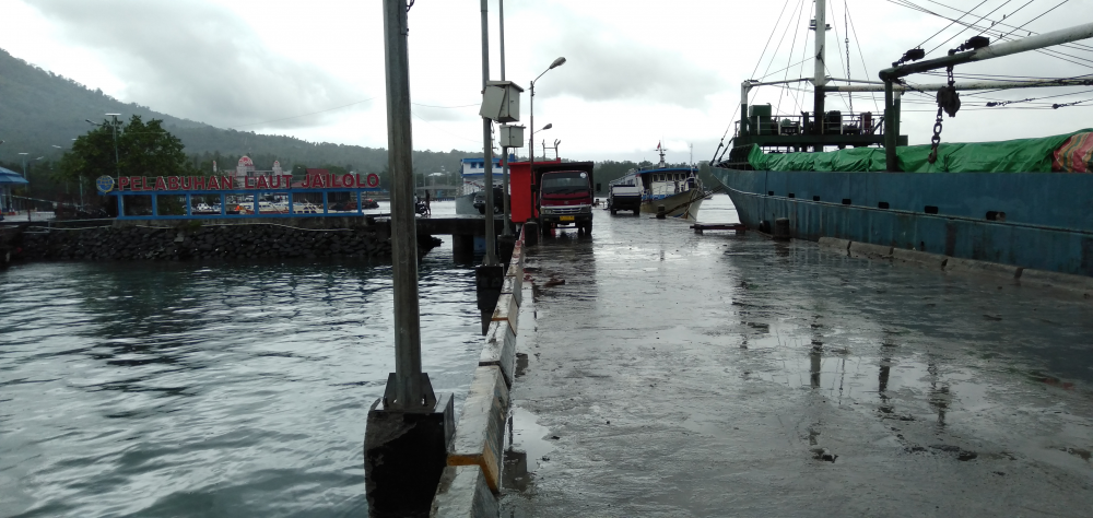 pelabuhan jailolo dilandah hujan