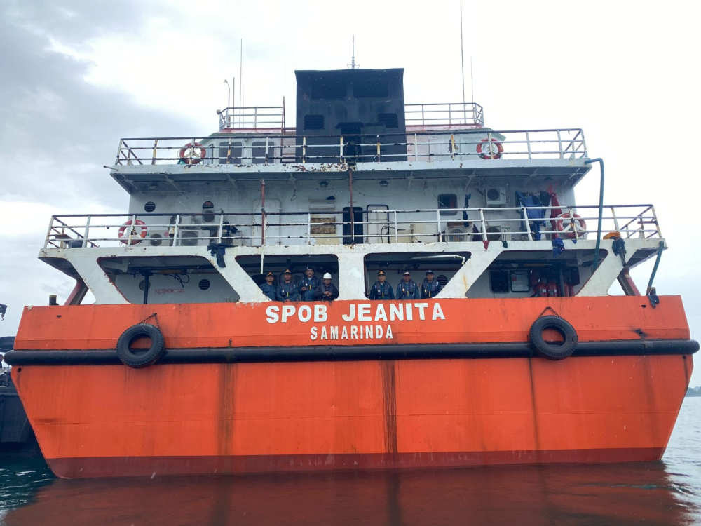 AKSI CEPAT PASUKAN KPLP KEMENHUB BERHASIL EVAKUASI DAN PADAMKAN KEBAKARAN KAPAL SPOB JEANITA DI PERAIRAN TANJUNG UBAN