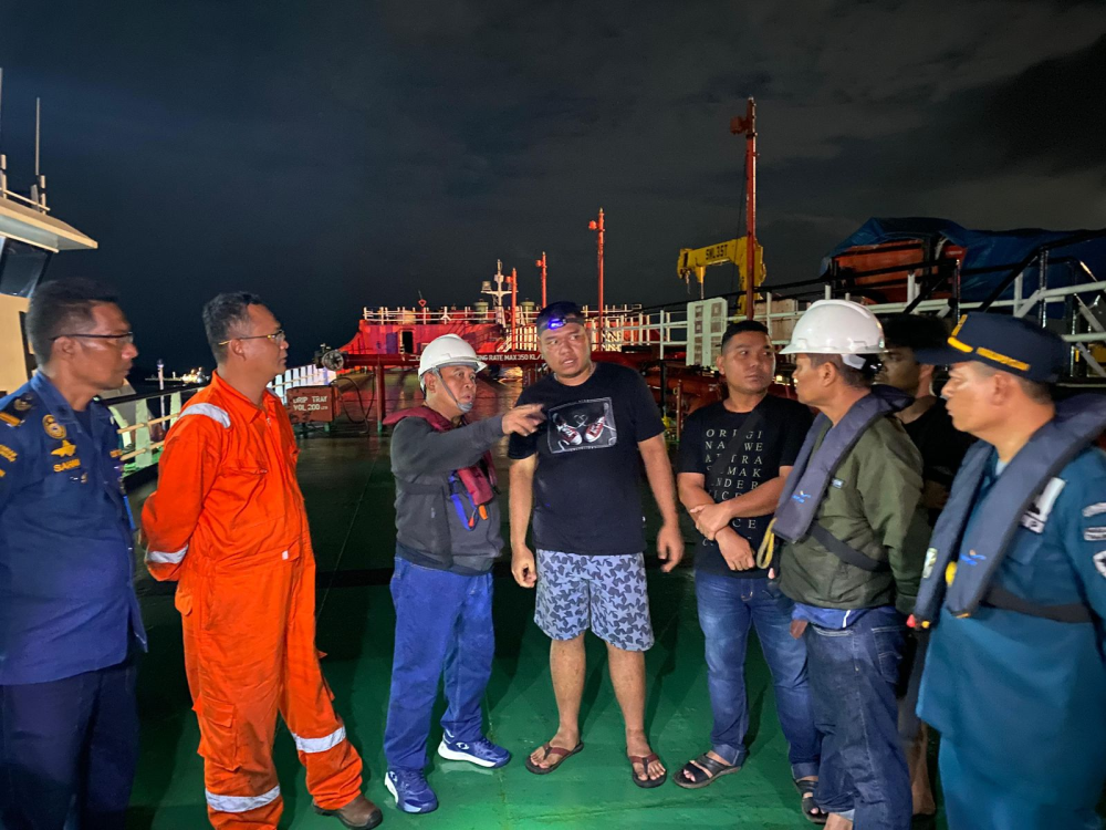 AKSI CEPAT PASUKAN KPLP KEMENHUB BERHASIL EVAKUASI DAN PADAMKAN KEBAKARAN KAPAL SPOB JEANITA DI PERAIRAN TANJUNG UBAN