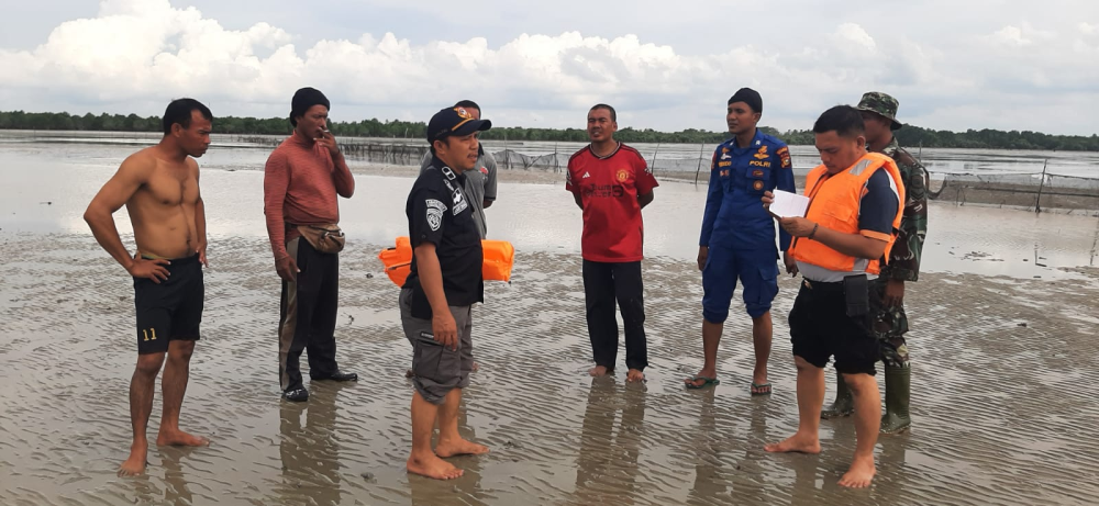 PETUGAS PATROLI KANTOR KSOP KELAS IV SELAT PANJANG MENUJU LOKASI KECELAKAAN KAPAL KM RAHMAD