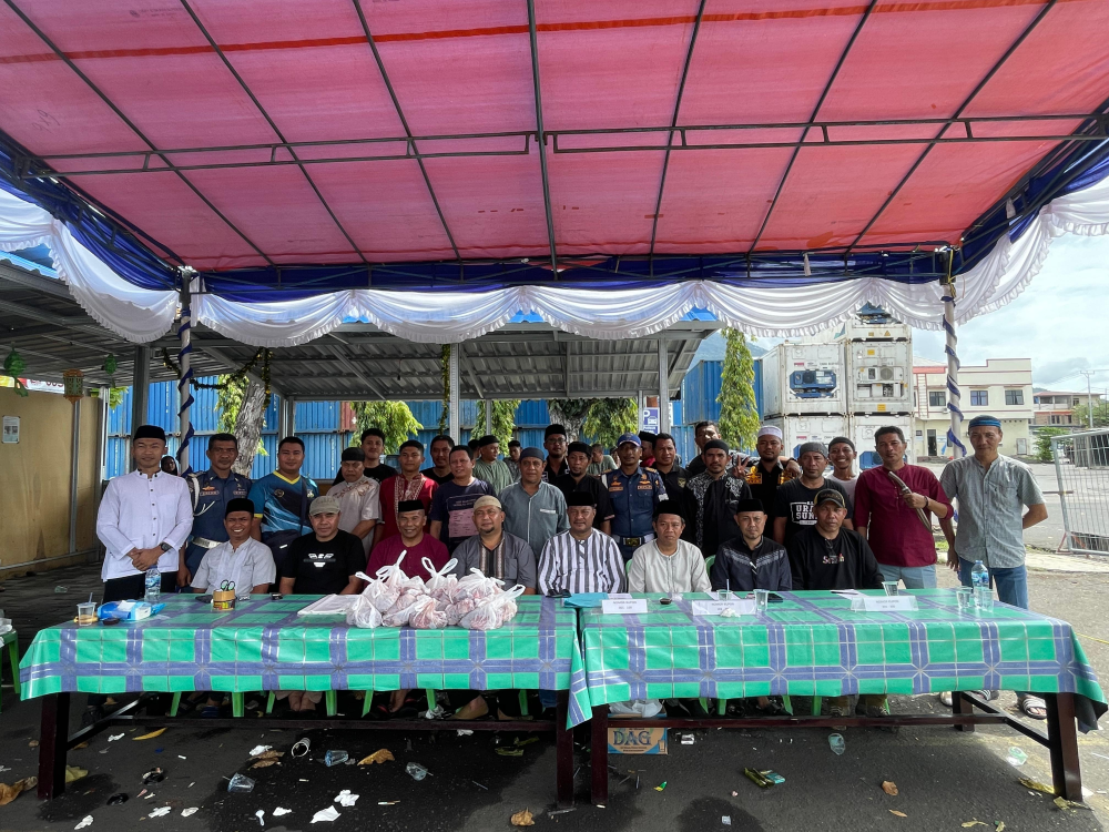 Kantor KSOP Kelas II Ternate bersama Stakeholder Perhubungan Laut Melaksanakan Penyembelihan Hewan Qurban Idul Adha 1445 Hijriyah Tahun 2024 Masehi
