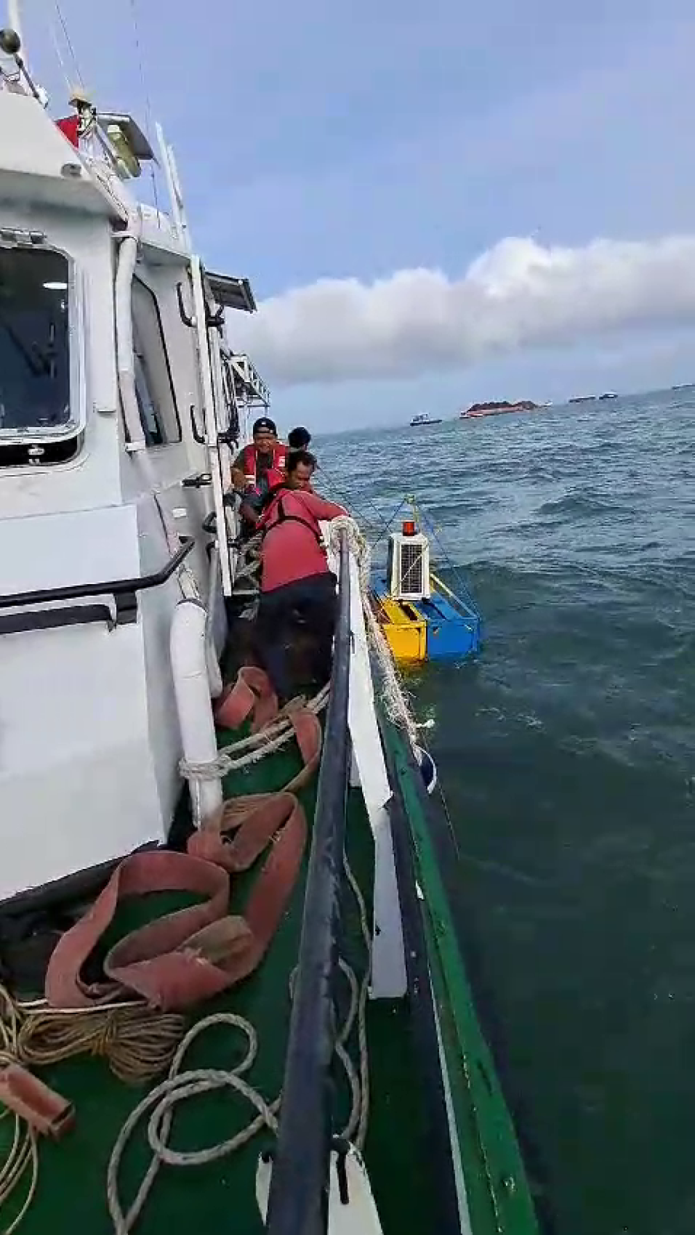 kegiatan  pemasangan buoy sementara di lokasi tenggelamnya kapal LCT Muara Pegah