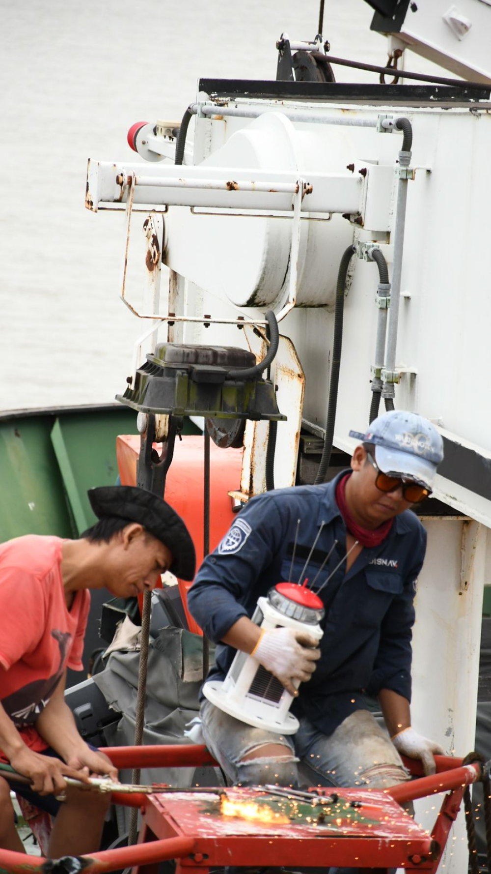kegiatan perbaikan pelampung suar alur mahakam oleh KN. Miang Besar