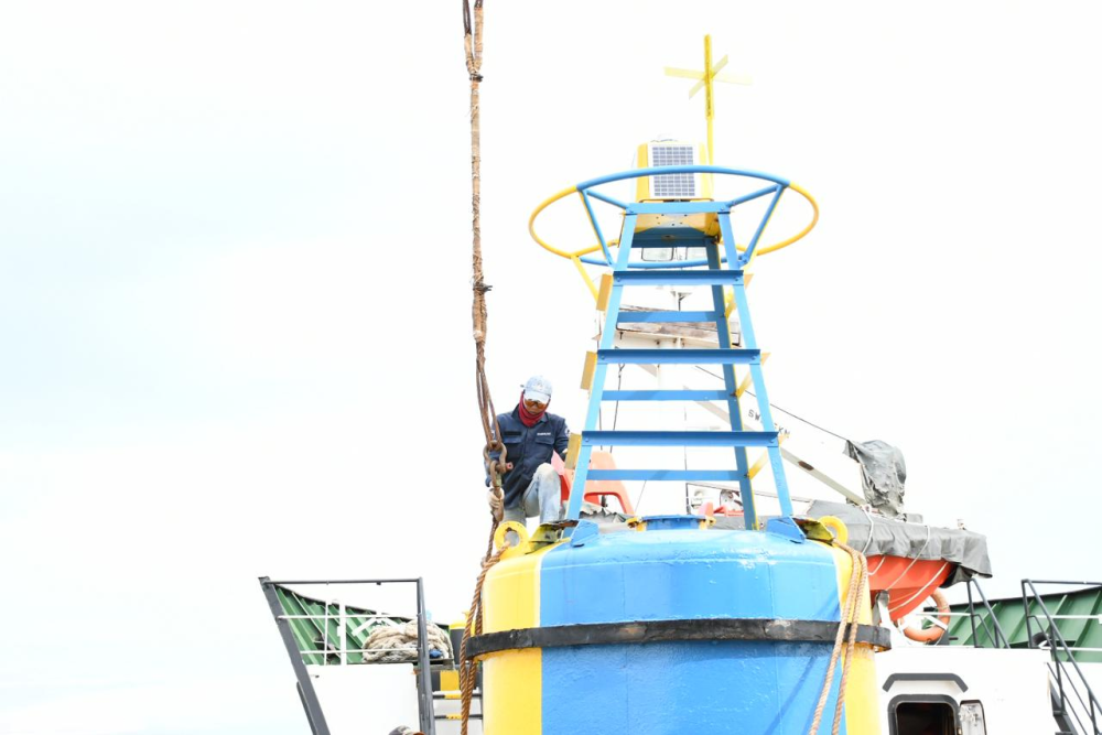 kegiatan pemasangan emergency werck marking buoy oleh KN.Miang Besar