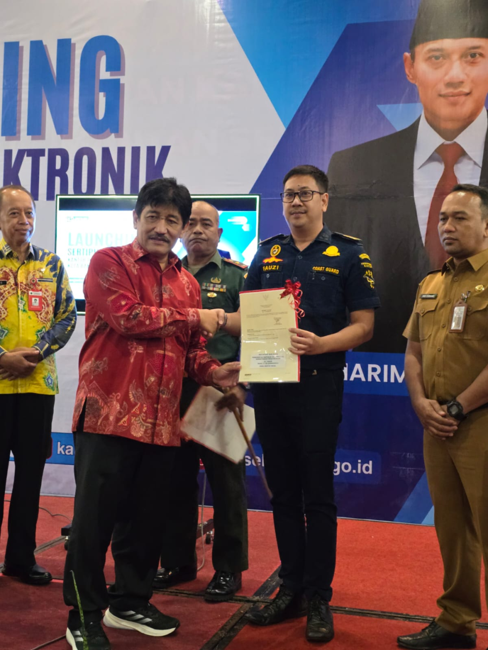 PENYERAHAN SERTIFIKAT HAK ATAS TANAH