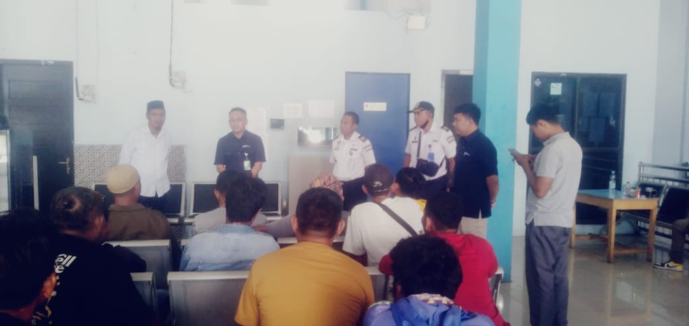 Penyarahan Santunan jaminan kematian kepada Istri Alm Arif Umaternate Motoris SpeedBout Koperasi Mutiara Mangga Dua Ternate,