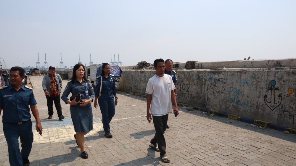 Pelaksanakan survei rencana lokasi penempatan life jacket station bagi para nelayan di wilayah Kalibaru