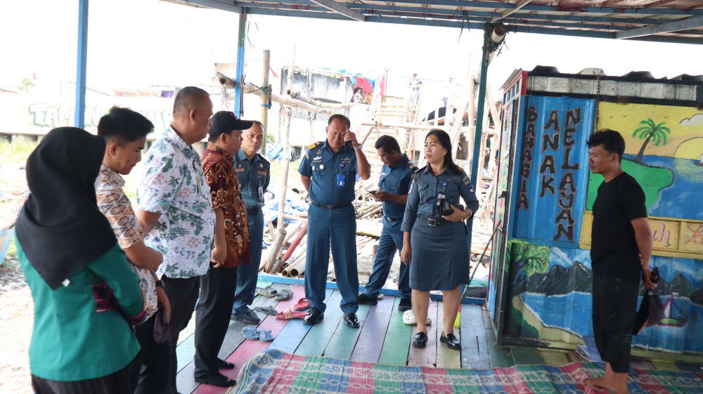 Pelaksanakan survei rencana lokasi penempatan life jacket station bagi para nelayan di wilayah Kalibaru