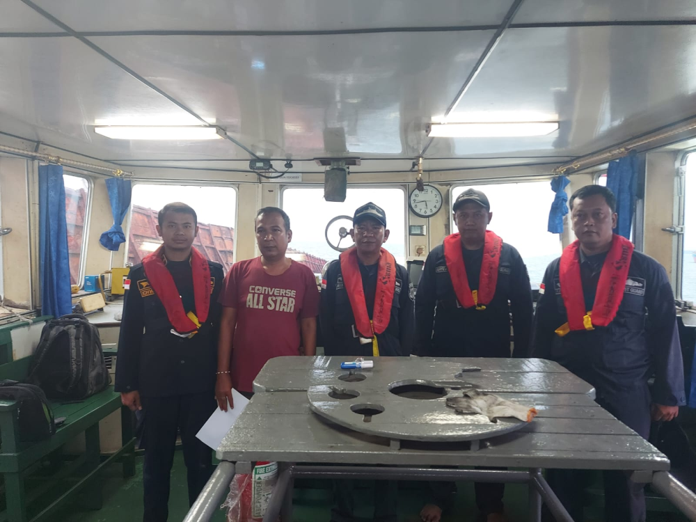 INDONESIA SEA AND COAST GUARD melaksanakan Pengawasan Terhadap BG. PHS 1811 yang Diduga Mengalami Kebocoran