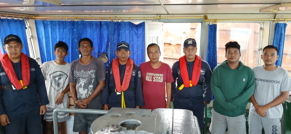 INDONESIA SEA AND COAST GUARD melaksanakan Pengawasan Terhadap BG. PHS 1811 yang Diduga Mengalami Kebocoran