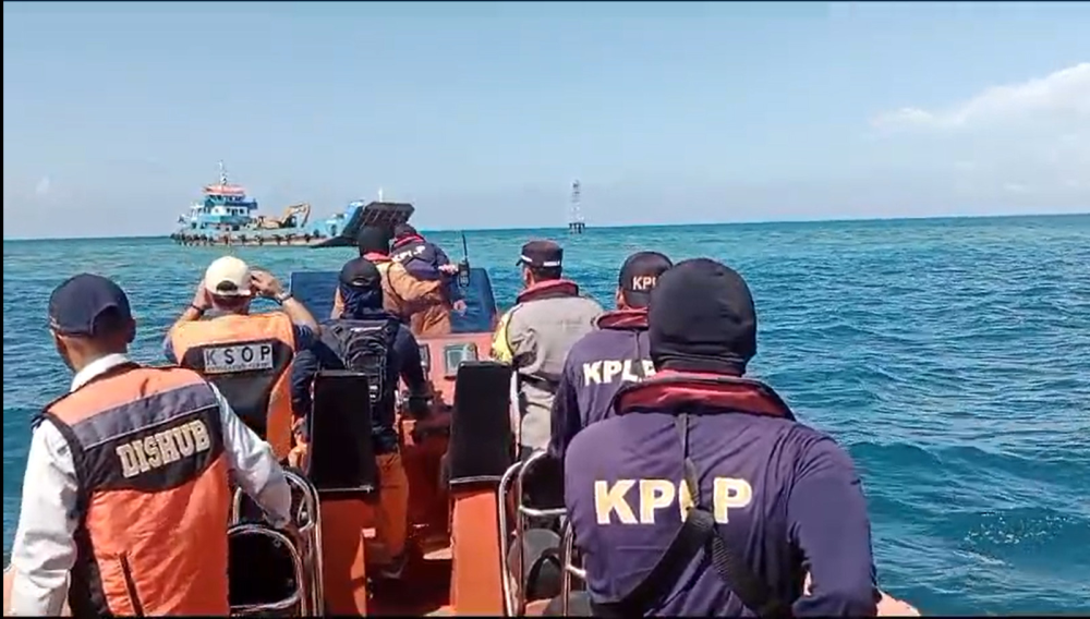 "KPLP SIGAP" Rescue Team Laksanakan Pengawasan dan Pertolongan Terhadap Kapal BAHTERA ABADI 1 Mengalami Kandas di Perairan Kepulauan Seribu Pulau Pari Tanjongan Timur