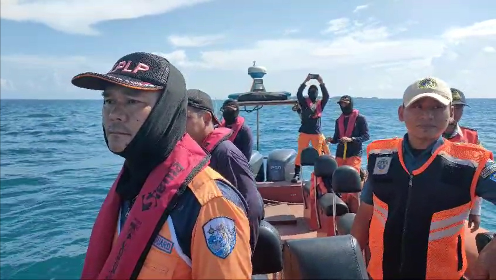 "KPLP SIGAP" Rescue Team Laksanakan Pengawasan dan Pertolongan Terhadap Kapal BAHTERA ABADI 1 Mengalami Kandas di Perairan Kepulauan Seribu Pulau Pari Tanjongan Timur