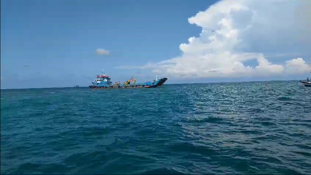 "KPLP SIGAP" Rescue Team Laksanakan Pengawasan dan Pertolongan Terhadap Kapal BAHTERA ABADI 1 Mengalami Kandas di Perairan Kepulauan Seribu Pulau Pari Tanjongan Timur