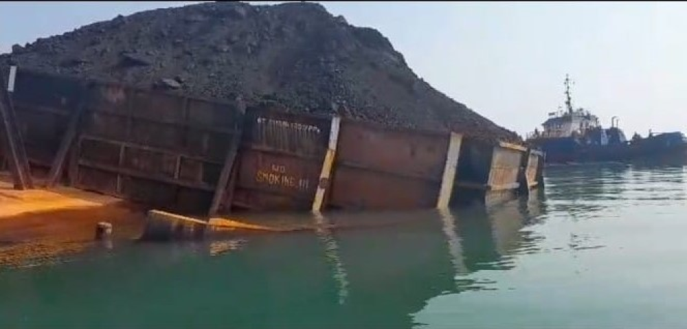 Pangkalan Penjagaan Laut dan Pantai Kelas I Tg.Priok (KPLP) Sea and Coast Guard) gelar Operasi Penyelamatan Cepat Selamatkan Kapal Tongkang Yang Bocor di Perairan Banten