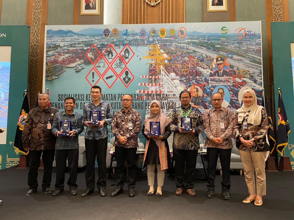 SOSIALISASI KESELAMATAN PELAYARAN, TATA CARA PENANGANAN DAN PENANGGULANGAN BARANG BERBAHAYA DI PELABUHAN LEMBAR SERTA PERJANJIAN KERJA SAMA ANTARA FAKULTAS KEDOKTERAN DAN ILMU KESEHATAN UNIVERSITAS MATARAM DAN KANTOR KSOP KELAS III LEMBAR