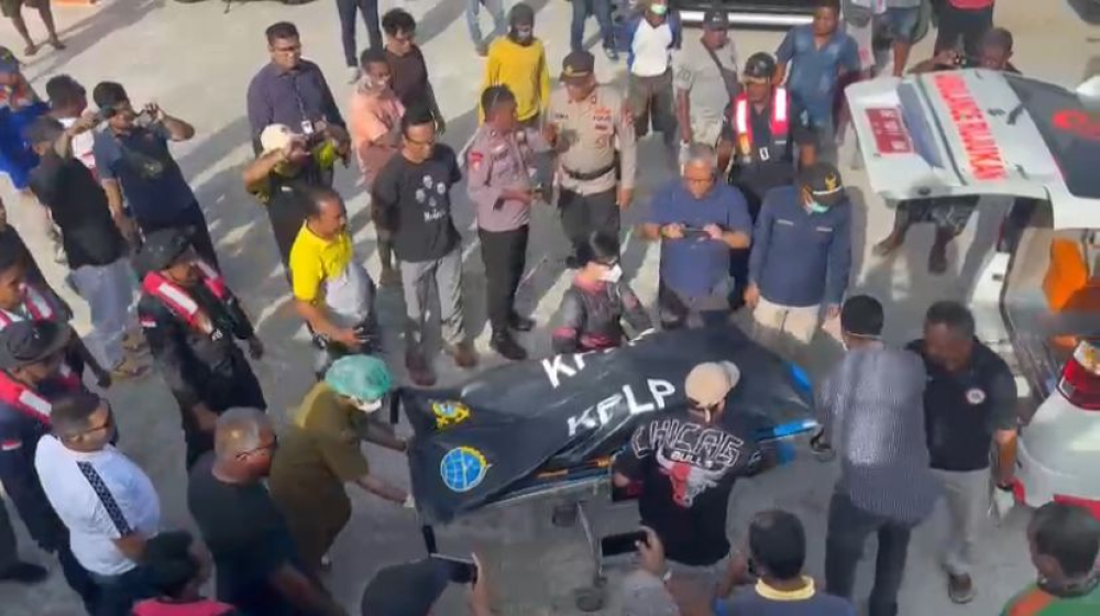 AKSI RESPON CEPAT KRU KAPAL KPLP KN.P 364 EVAKUASI KORBAN JATUH KE LAUT DI SAUMLAKI