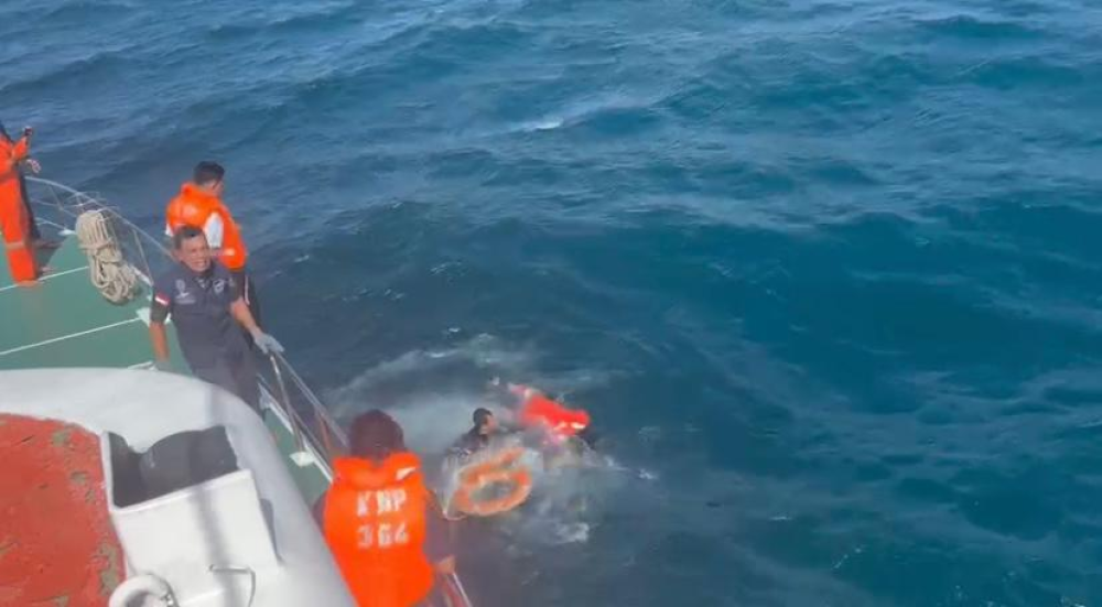 AKSI RESPON CEPAT KRU KAPAL KPLP KN.P 364 EVAKUASI KORBAN JATUH KE LAUT DI SAUMLAKI