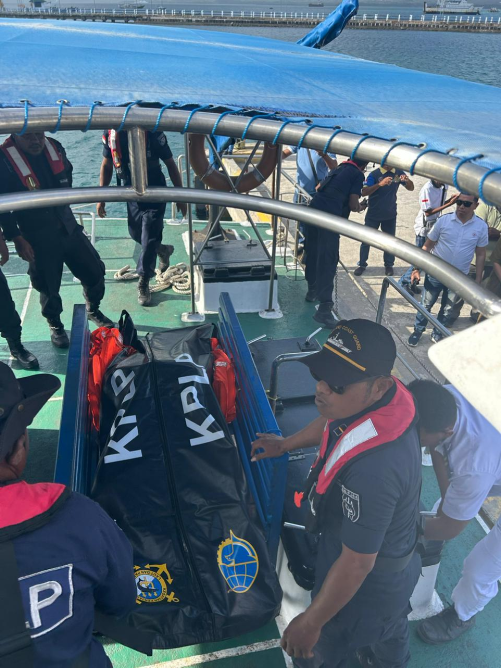 AKSI RESPON CEPAT KRU KAPAL KPLP KN.P 364 EVAKUASI KORBAN JATUH KE LAUT DI SAUMLAKI