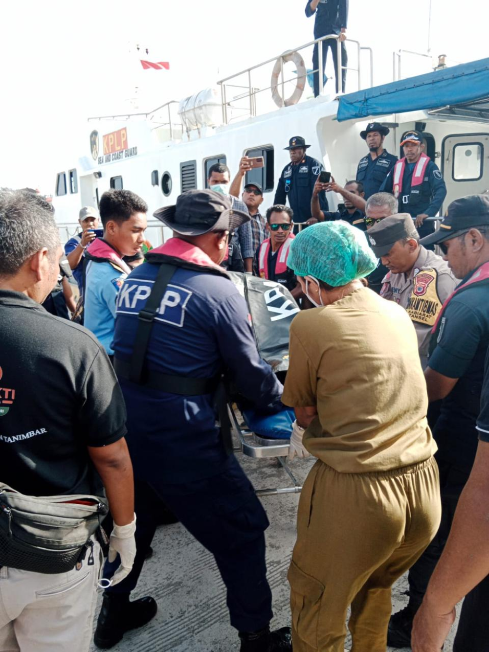 AKSI RESPON CEPAT KRU KAPAL KPLP KN.P 364 EVAKUASI KORBAN JATUH KE LAUT DI SAUMLAKI