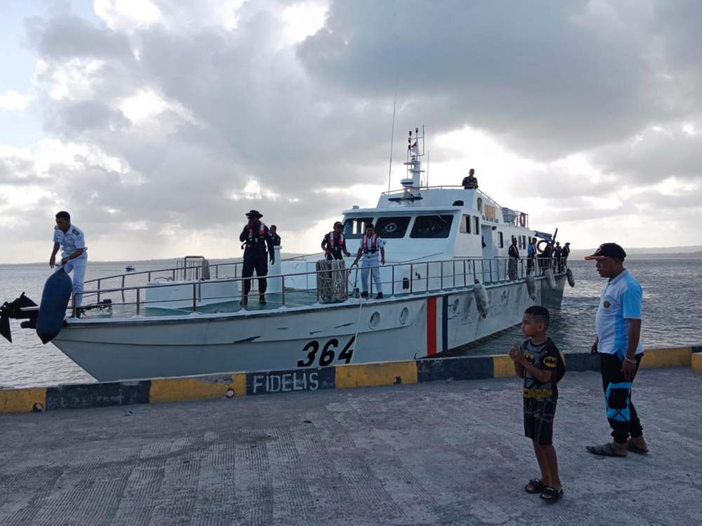AKSI RESPON CEPAT KRU KAPAL KPLP KN.P 364 EVAKUASI KORBAN JATUH KE LAUT DI SAUMLAKI