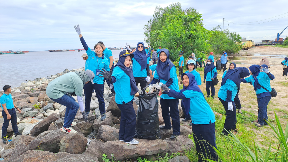 MERIAHKAN HARHUBNAS DENGAN AKSI BERSIH PANTAI