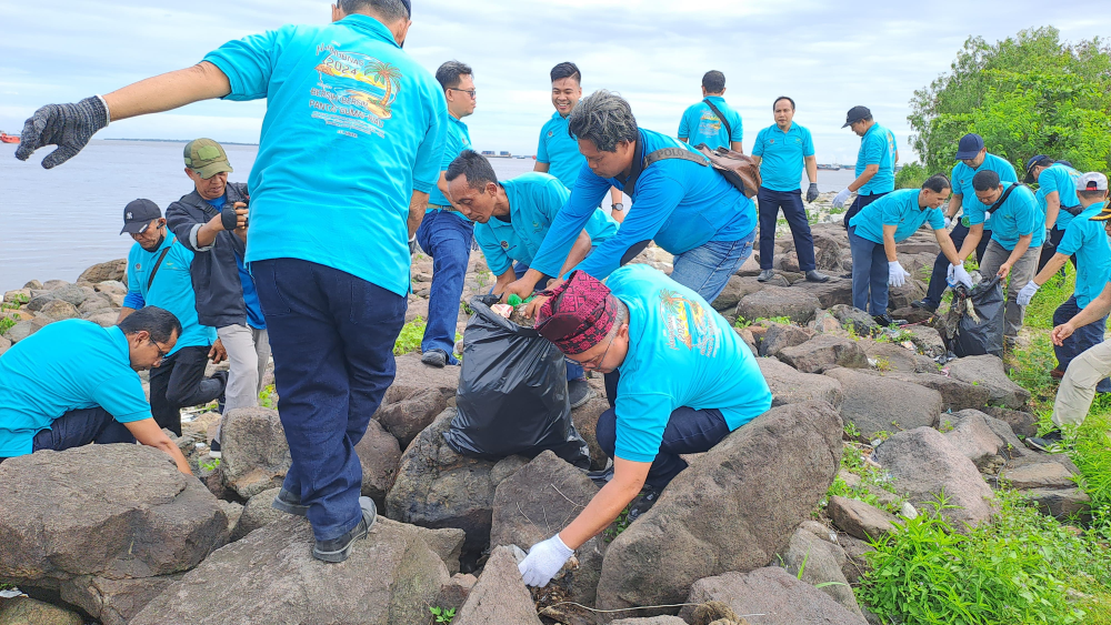 MERIAHKAN HARHUBNAS DENGAN AKSI BERSIH PANTAI