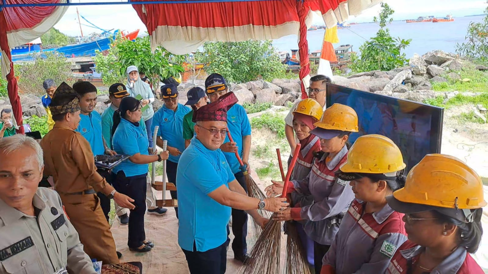 MERIAHKAN HARHUBNAS DENGAN AKSI BERSIH PANTAI