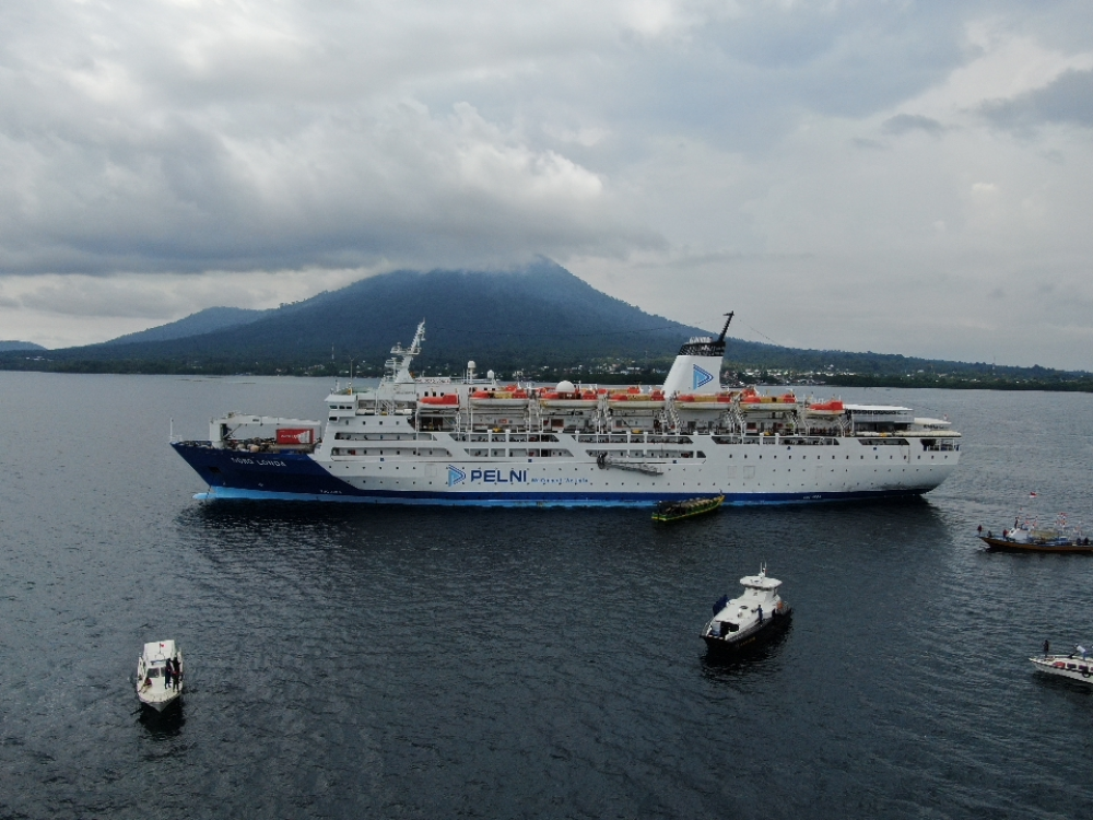 KM. DOROLONDA MASUK PELABUHAN JAILOLO