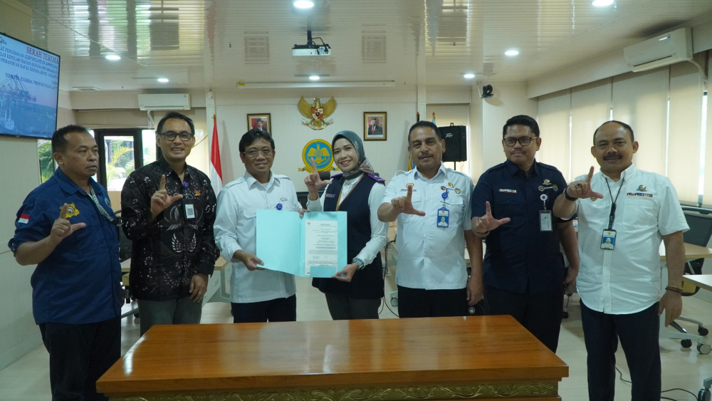 TINGKATKAN KOMPETENSI SDM BIDANG KEPELABUHANAN DAN PEMANDUAN KAPAL, DITJEN HUBLA SERAH TERIMA SERTIFIKAT PENGESAHAN COA