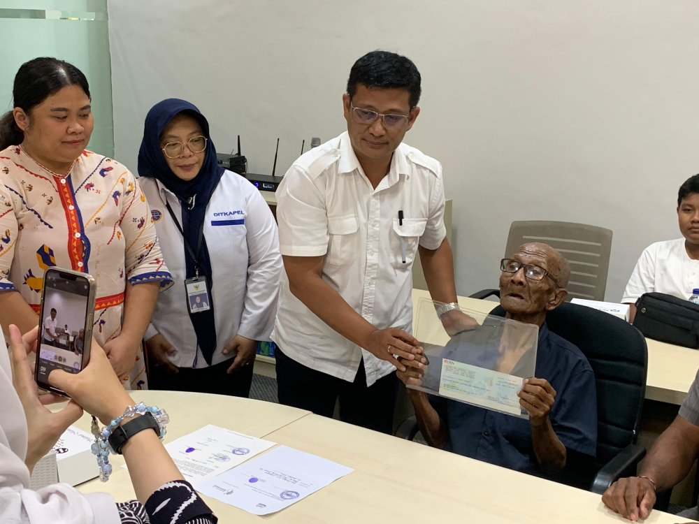 KEMENHUB FASILITASI PENYERAHAN ASURANSI UNTUK KELUARGA PELAUT WNI YANG MENINGGAL SAAT BERTUGAS DI SINGAPURA