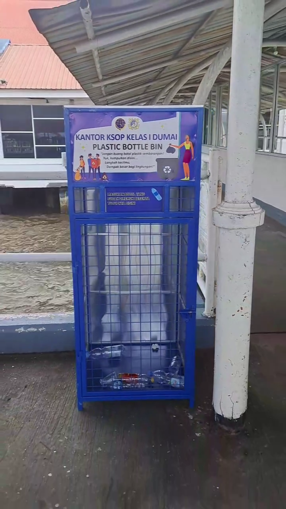 KANTOR KSOP KELAS I DUMAI MENYEDIAKAN TEMPAT SAMPAH BOTOL PLASTIK DI TERMINAL PENUMPANG PELINDO DUMAI
