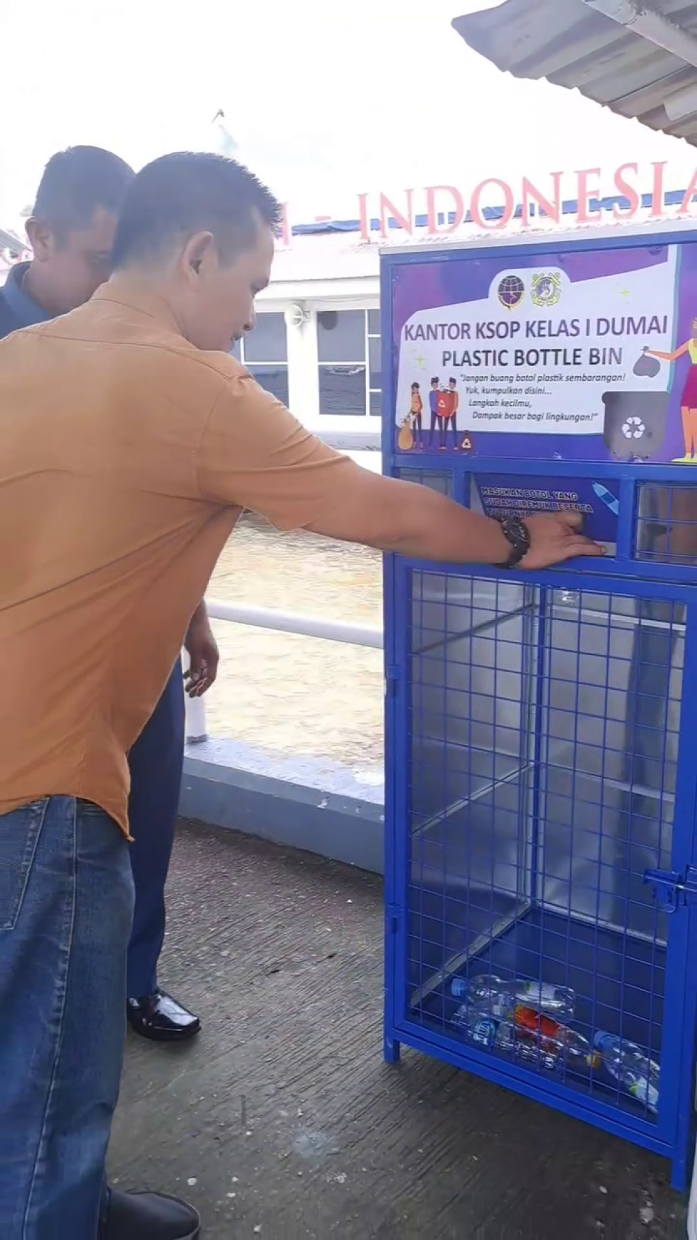 KANTOR KSOP KELAS I DUMAI MENYEDIAKAN TEMPAT SAMPAH BOTOL PLASTIK DI TERMINAL PENUMPANG PELINDO DUMAI