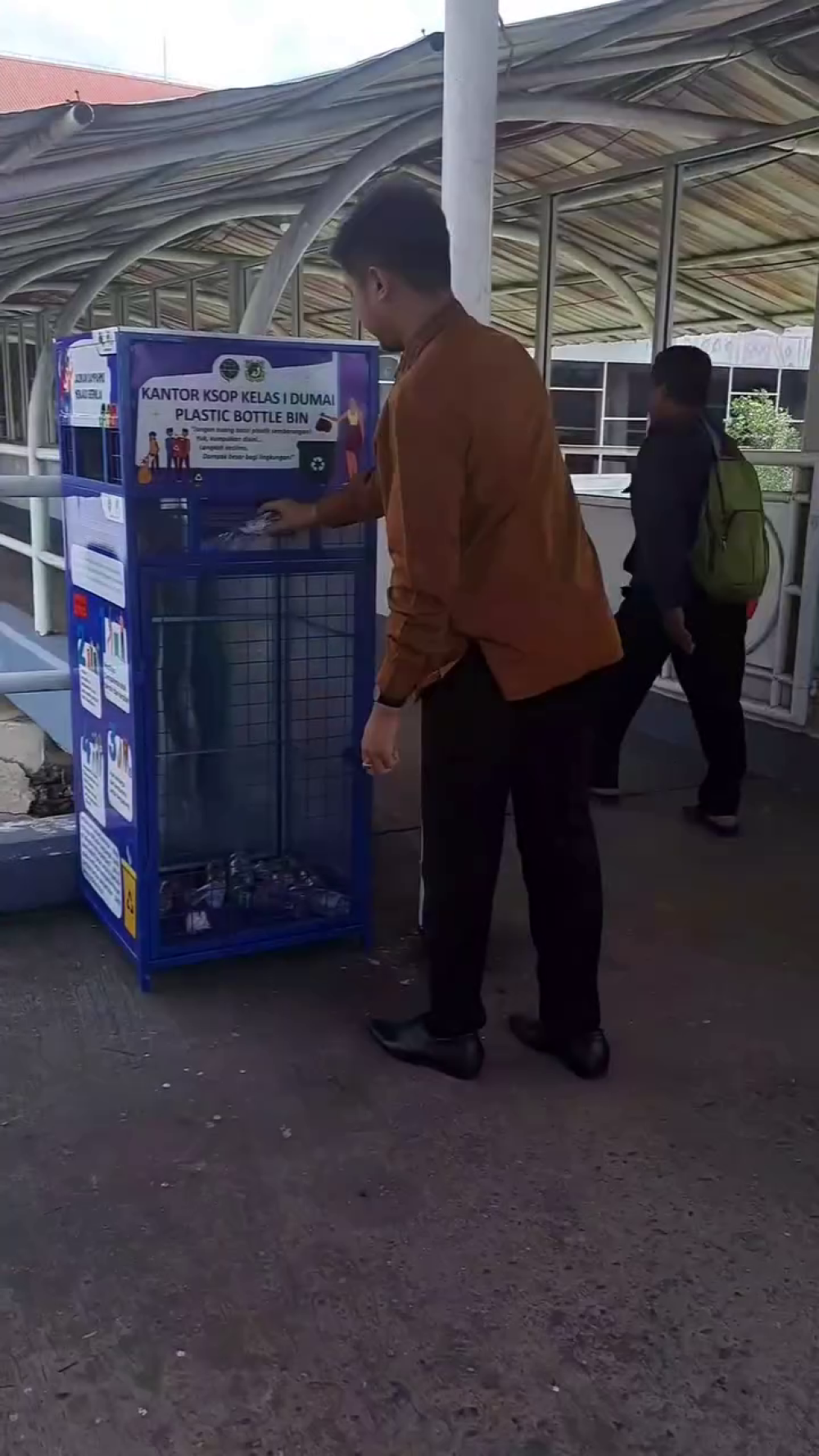 KANTOR KSOP KELAS I DUMAI MENYEDIAKAN TEMPAT SAMPAH BOTOL PLASTIK DI TERMINAL PENUMPANG PELINDO DUMAI