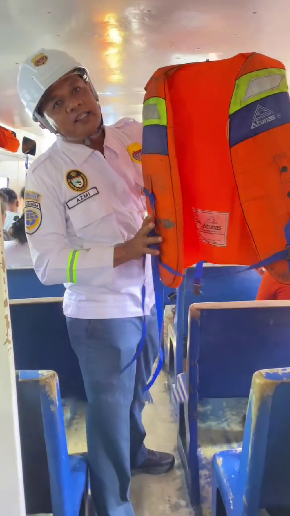 KANTOR KSOP KELAS I DUMAI SOSIALISASIKAN CARA MENGGUNAKAN LIFE JACKET KEPADA KAPAL PENUMPANG