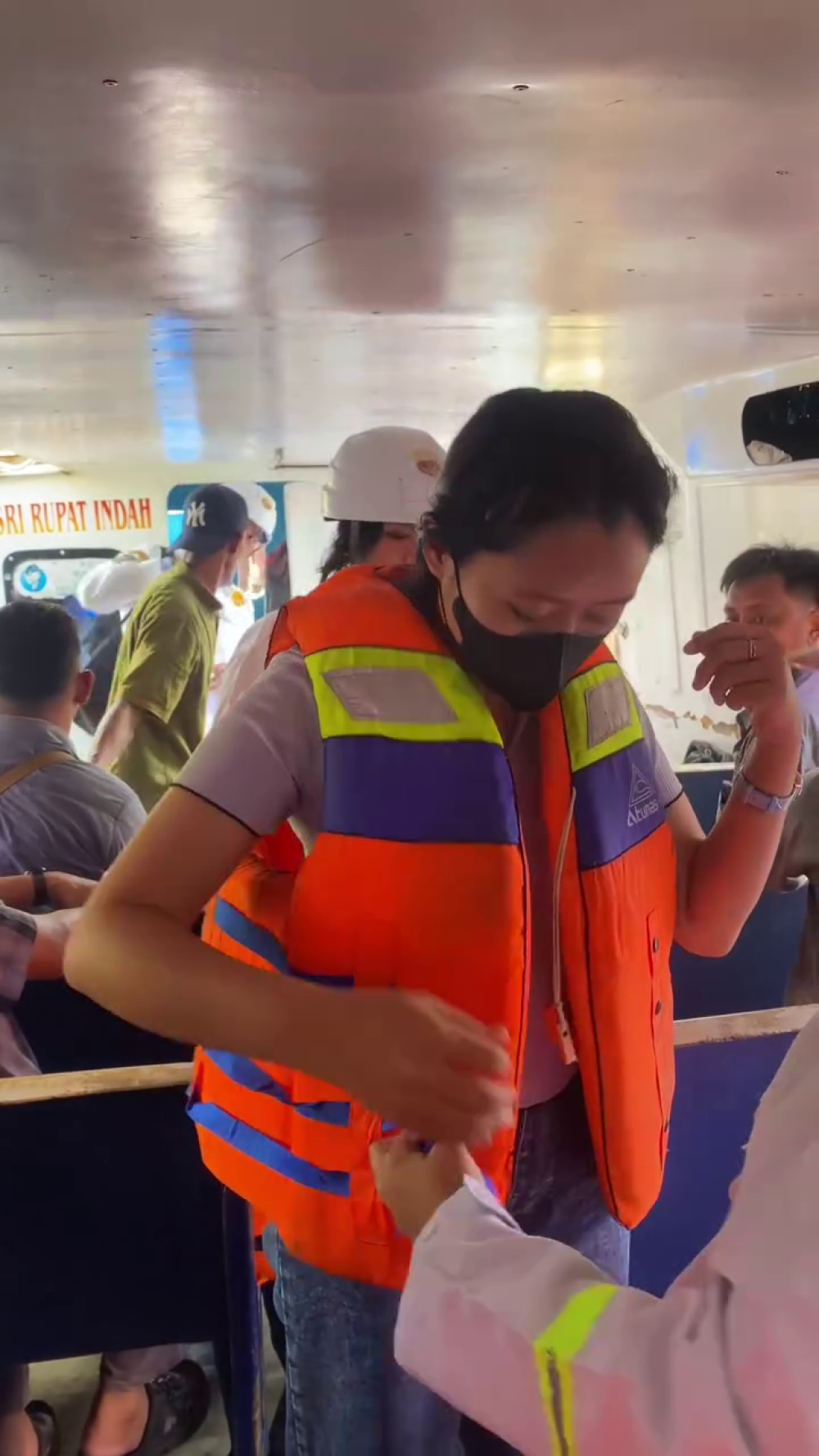 KANTOR KSOP KELAS I DUMAI SOSIALISASIKAN CARA MENGGUNAKAN LIFE JACKET KEPADA KAPAL PENUMPANG