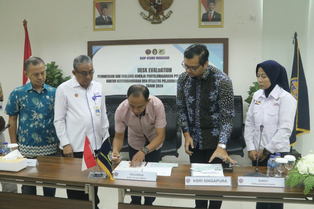 KEMENHUB FASILITASI PENYERAHAN ASURANSI UNTUK KELUARGA PELAUT WNI YANG MENINGGAL SAAT BEKERJA DI SINGAPURA