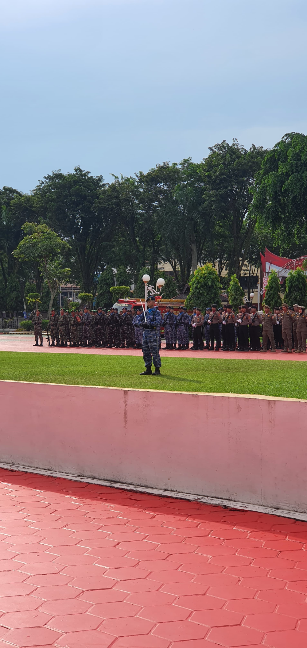Hadiri Upacara Peringatan Hari Pahlawan